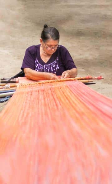 Serie Trabajo Artesanal: Tejido en telar, una técnica ancestral.