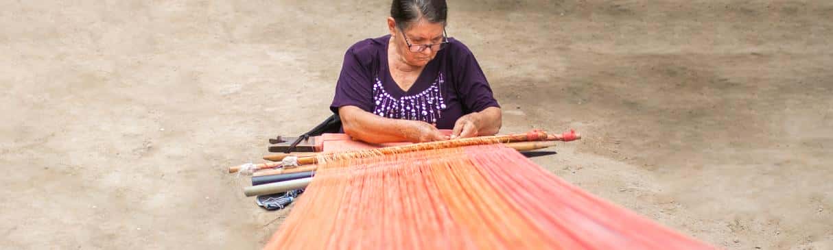 Serie Trabajo Artesanal: Tejido en telar, una técnica ancestral.