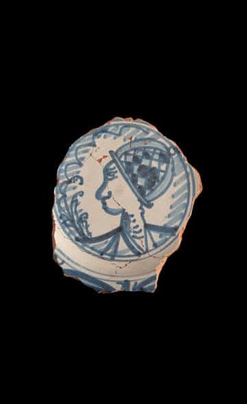 Cerámica colonial en El Brujo: mayólicas, porcelanas y verdes esmaltadas