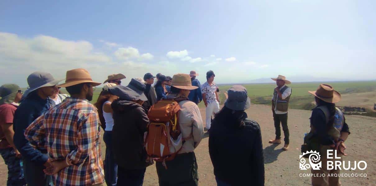Estudiantes de arqueolog&iacute;a de la PUCP en El Brujo