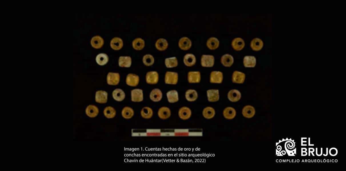 Imagen 1. Cuentas hechas de oro y de conchas encontradas en el sitio arqueológico Chavín de Huántar (Vetter & Bazán, 2022) Imagen 1. Cuentas hechas de oro y de conchas encontradas en el sitio arqueológico Chavín de Huántar (Vetter & Bazán, 2022)